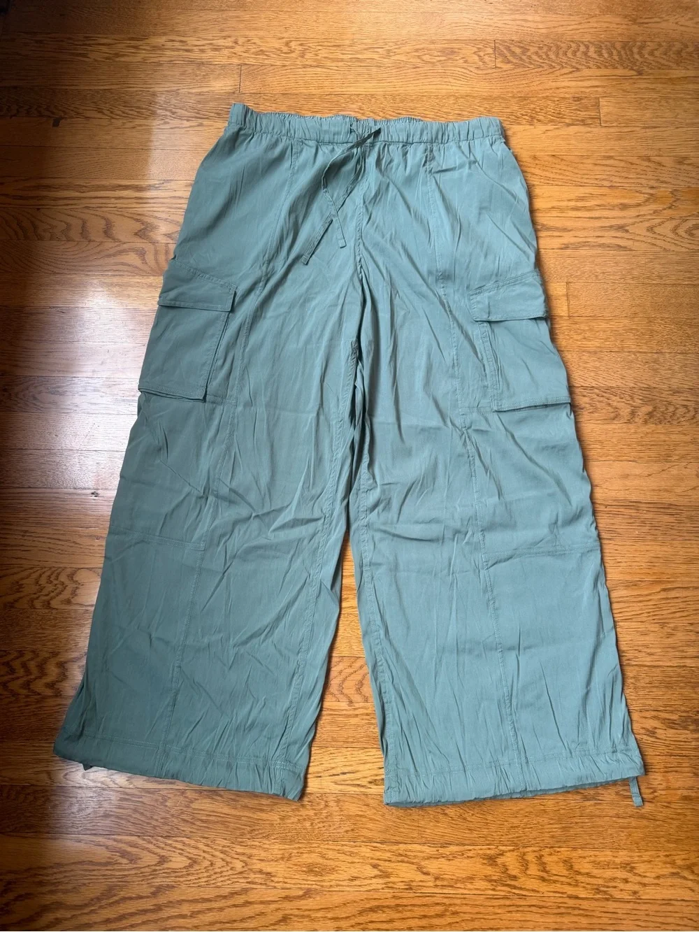Like New - Lululemon Lightweight Adjustable Mid-Rise Cargo Pant (XL)
